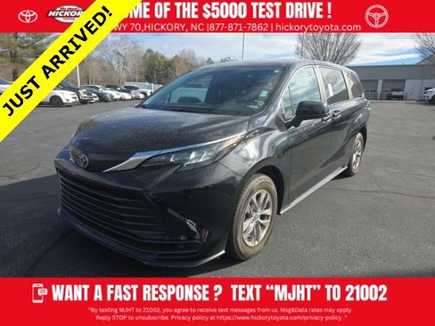 Used 2025 Toyota Sienna LE image 1