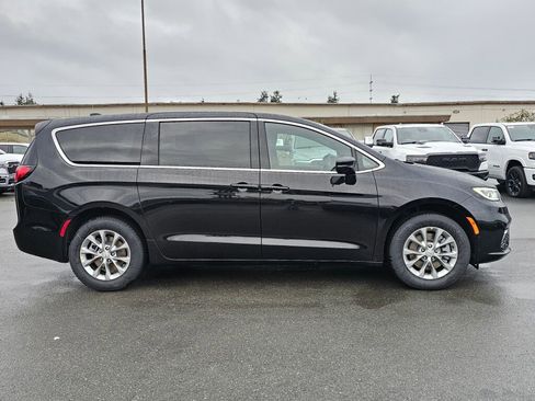 New 2026 Chrysler Pacifica Select image 9
