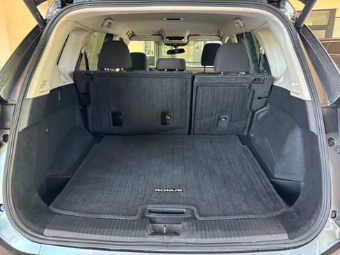 Used 2025 Nissan Rogue SV FWD image 33