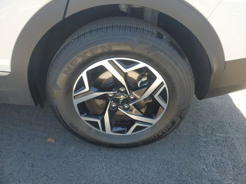 Used 2025 Kia Sportage LX image 7