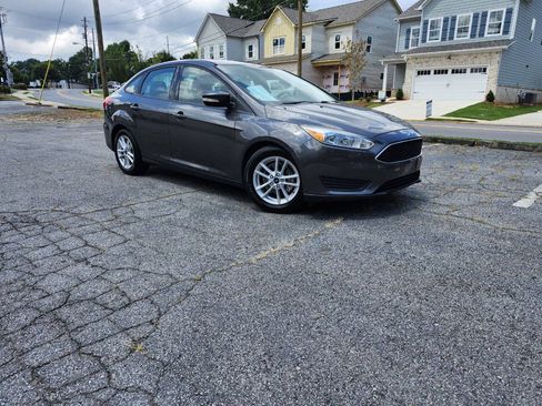 Used 2016 Ford Focus SE FWD image 1