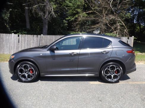 Used 2023 Alfa Romeo Stelvio Ti image 2