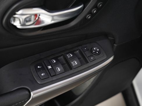 Used 2022 Jeep Cherokee Limited AWD/4WD image 18