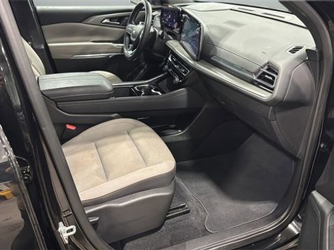 Used 2025 Chevrolet Traverse LT image 46