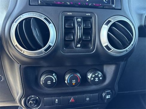 Used 2016 Jeep Wrangler Unlimited Sahara w/ Connectivity Group image 28