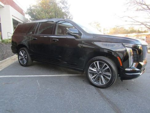 Used 2025 Cadillac Escalade ESV Sport w/ Touring Package image 6