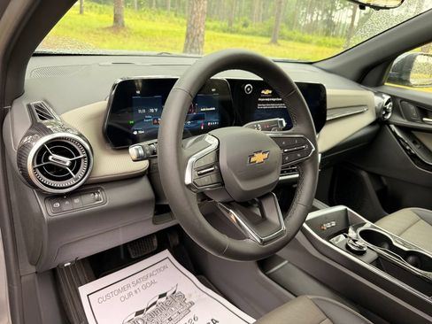 New 2027 Chevrolet Equinox LT w/ Convenience Package II FWD image 11