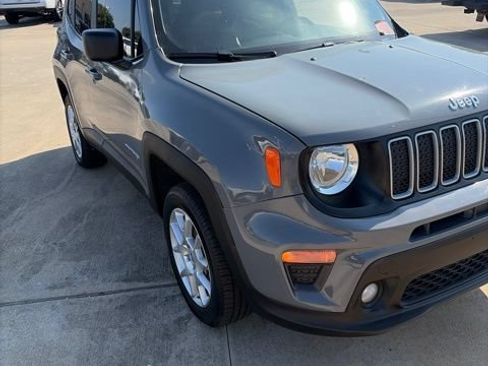 Used 2022 Jeep Renegade Latitude AWD/4WD image 2