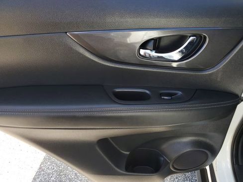 Used 2017 Nissan Rogue SV FWD image 28
