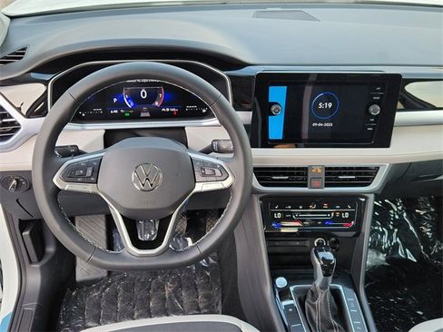 New 2025 Volkswagen Taos SE image 9