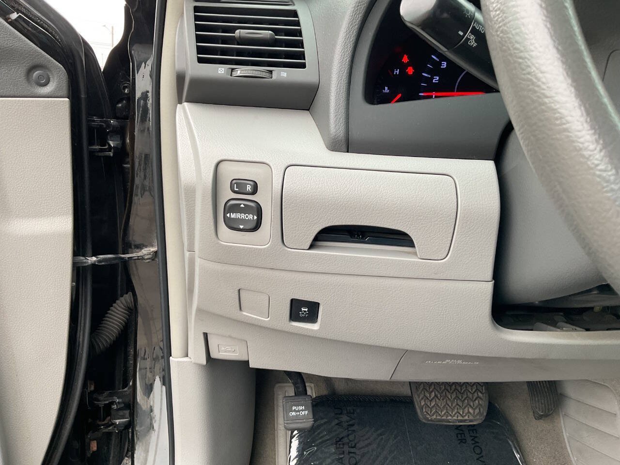 Used 2011 Toyota Camry LE FWD image 16