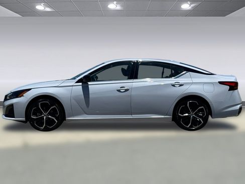 Used 2024 Nissan Altima 2.5 SR FWD image 2