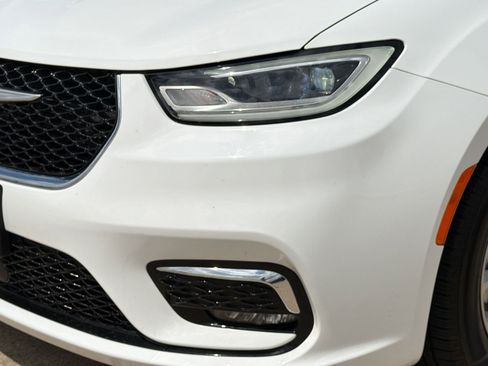 Used 2024 Chrysler Pacifica Touring-L image 11