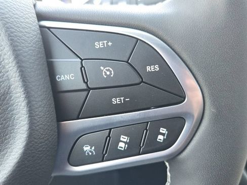 Used 2025 Chrysler Pacifica Select AWD/4WD image 14
