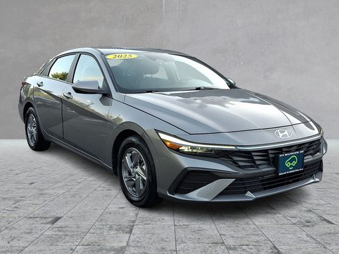 Used 2025 Hyundai Elantra SE FWD image 3