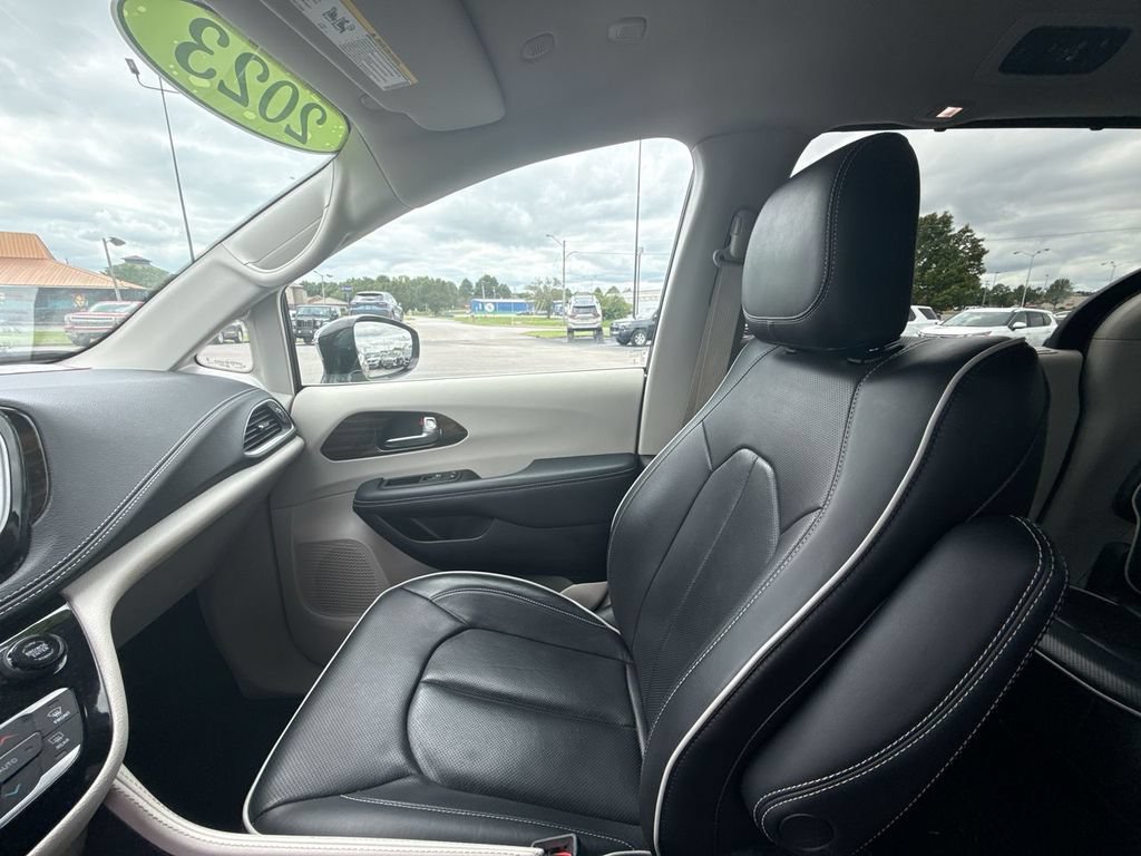 Used 2023 Chrysler Pacifica Limited AWD/4WD image 33