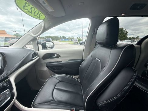 Used 2023 Chrysler Pacifica Limited AWD/4WD image 33