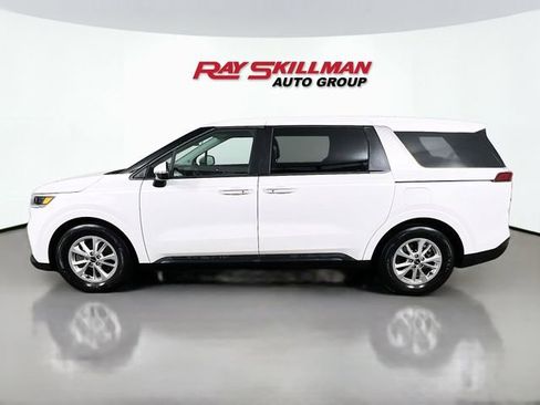 Used 2023 Kia Carnival LX image 4