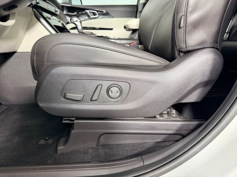 Used 2024 Kia Carnival EX image 25