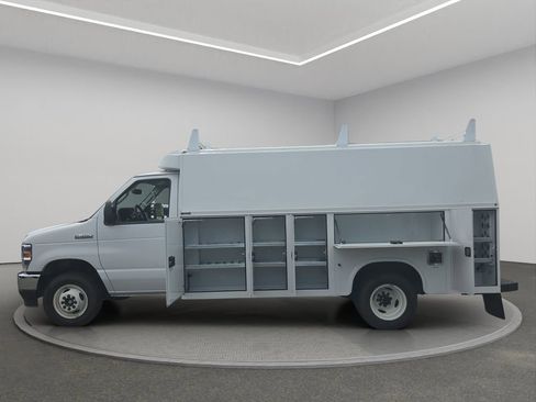 Used 2024 Ford E-450 and Econoline 450 Super Duty w/ Power Windows & Locks Group RWD image 2