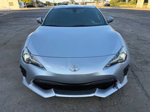 Used 2019 Toyota 86 image 2