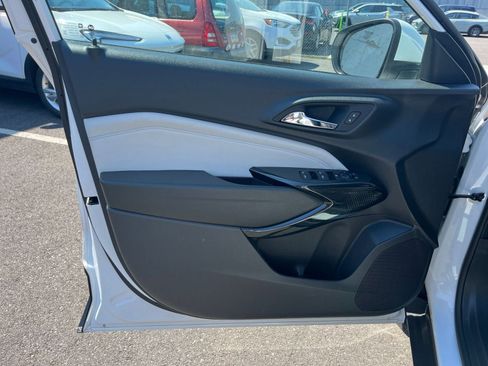 Used 2025 Chevrolet Trax LT FWD image 18