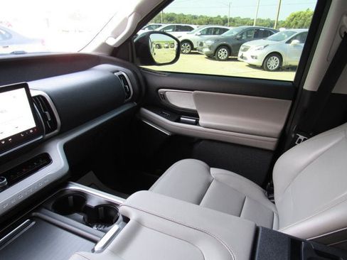 Used 2025 Ford Expedition Active AWD/4WD image 29