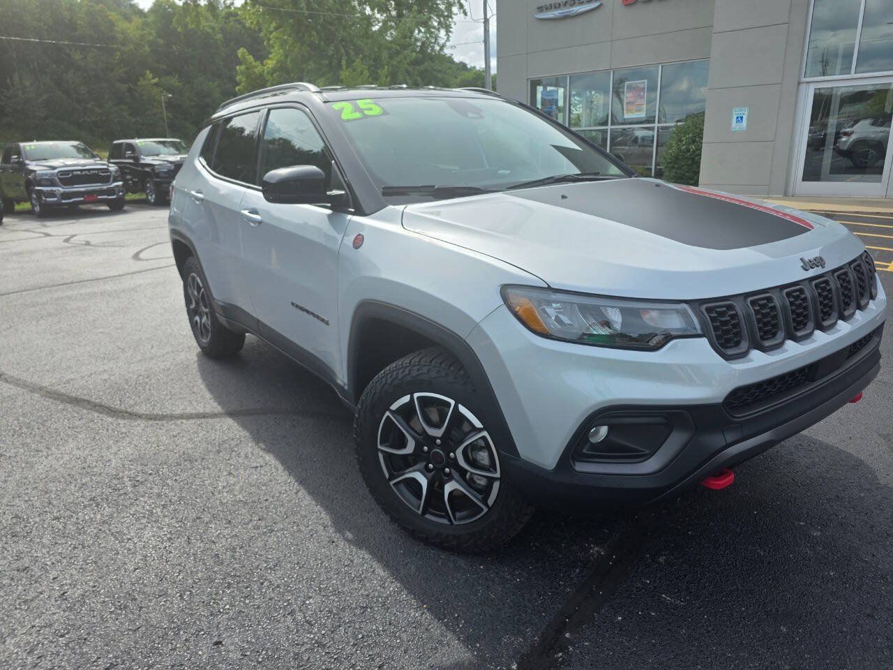 Used 2025 Jeep Compass Trailhawk w/ Trailhawk Convenience Group AWD/4WD image 3
