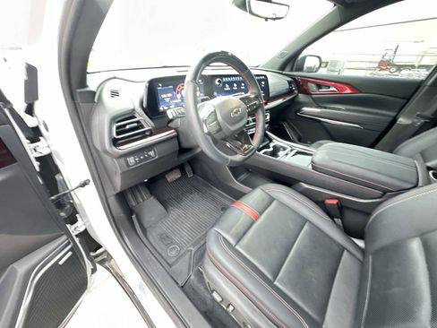 Used 2025 Chevrolet Traverse RS image 10