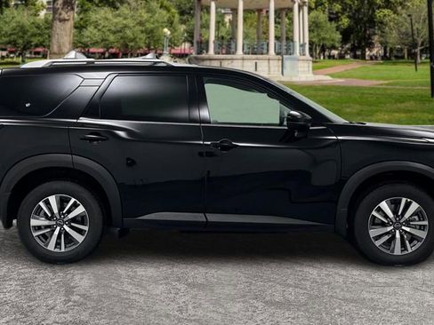 Used 2024 Nissan Pathfinder SL w/ Black Appearance Package AWD/4WD image 4