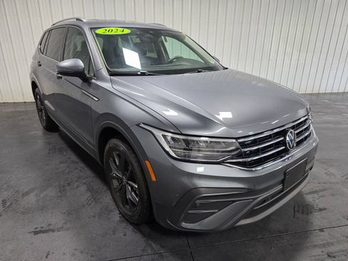 Used 2024 Volkswagen Tiguan SE AWD/4WD image 2