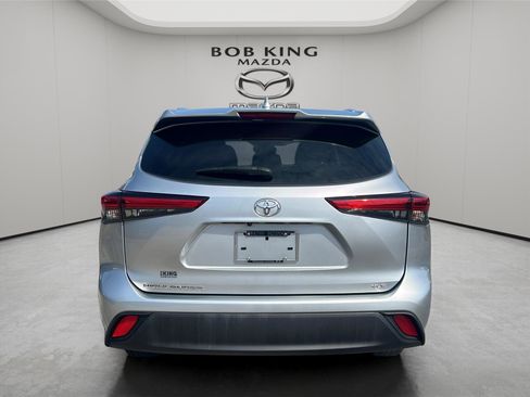 Used 2021 Toyota Highlander XLE image 4