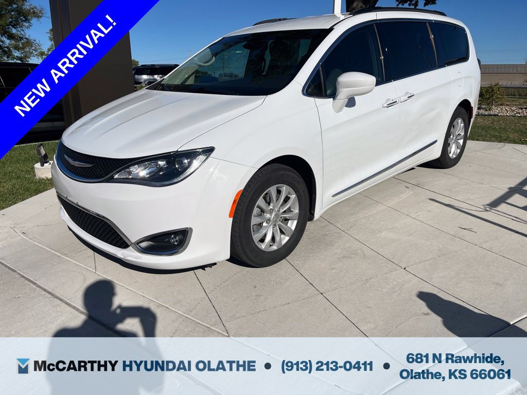 Used 2017 Chrysler Pacifica Touring-L FWD image 1