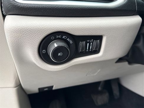 Used 2022 Chrysler Pacifica Touring-L w/ Uconnect Theater Family Group image 23