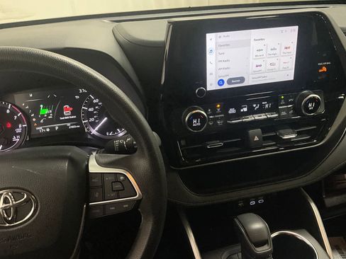 Used 2023 Toyota Highlander L AWD/4WD image 6