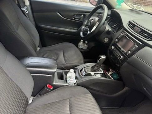 Used 2019 Nissan Rogue S image 3