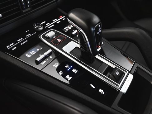 Used 2022 Porsche Cayenne Coupe image 27