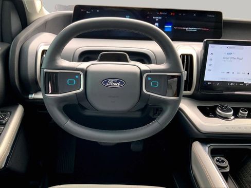 Used 2025 Ford Expedition Active RWD image 6