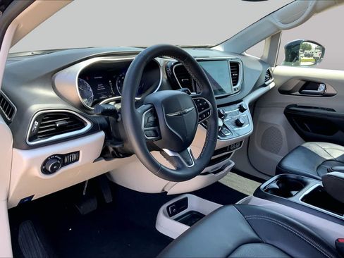 Used 2024 Chrysler Pacifica Touring-L FWD image 17