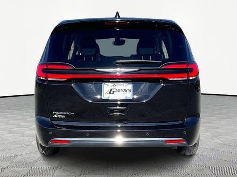 Used 2024 Chrysler Pacifica Touring-L image 6