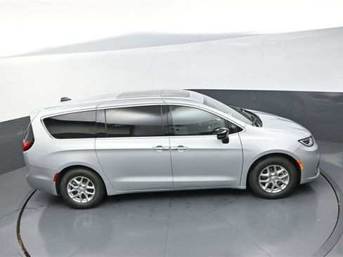 New 2026 Chrysler Pacifica Select image 16