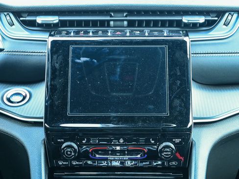 New 2025 Jeep Grand Cherokee Altitude image 18