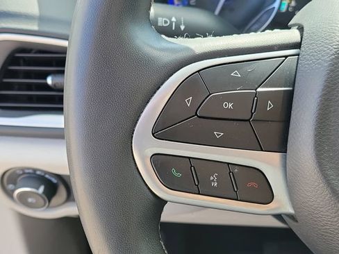 Used 2023 Chrysler Pacifica Touring-L FWD image 12