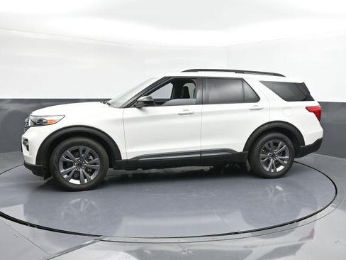 Used 2023 Ford Explorer XLT w/ Equipment Group 202A image 5