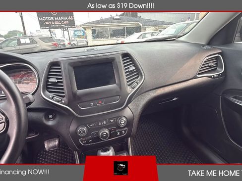 Used 2019 Jeep Cherokee Latitude Plus AWD/4WD image 17