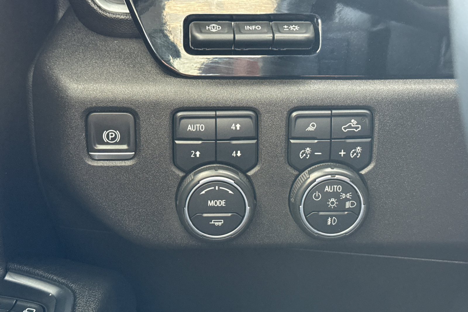 Used 2024 Chevrolet Silverado 1500 High Country w/ High Country Premium Package AWD/4WD image 40