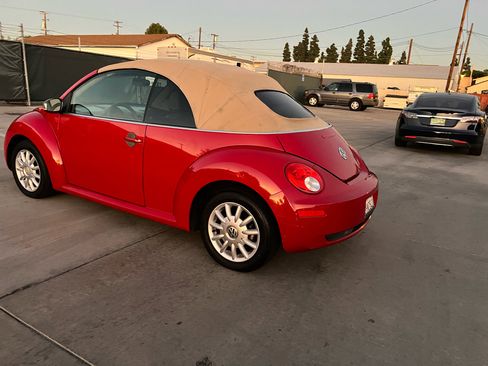 Used 2006 Volkswagen Beetle Convertible w/ Package 1 image 2