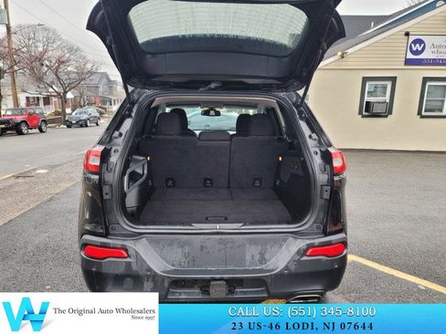 Used 2017 Jeep Cherokee Latitude w/ Safety/Convenience Group image 14