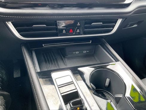 Used 2025 Volkswagen Atlas SE image 25