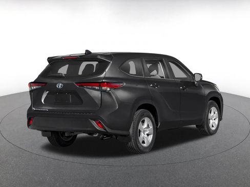 Used 2025 Toyota Highlander LE FWD image 2